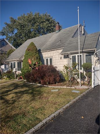 19 Curve Lane, Levittown, New York 11756, Nassau County