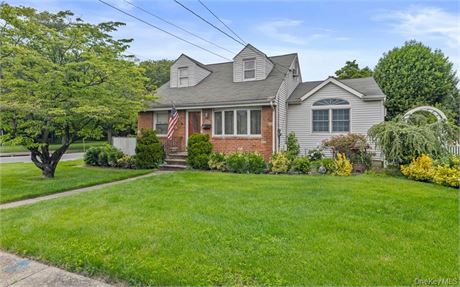 East Williston School District, this beautifully maintained Cape